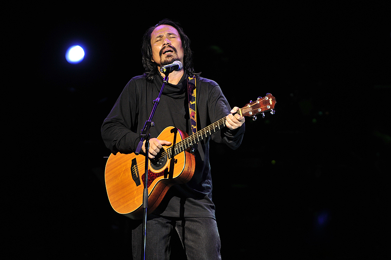 M. Nasir membuat persembahan di Konsert Alam Muzik, Istana Budaya pada 26 Februari 2009.