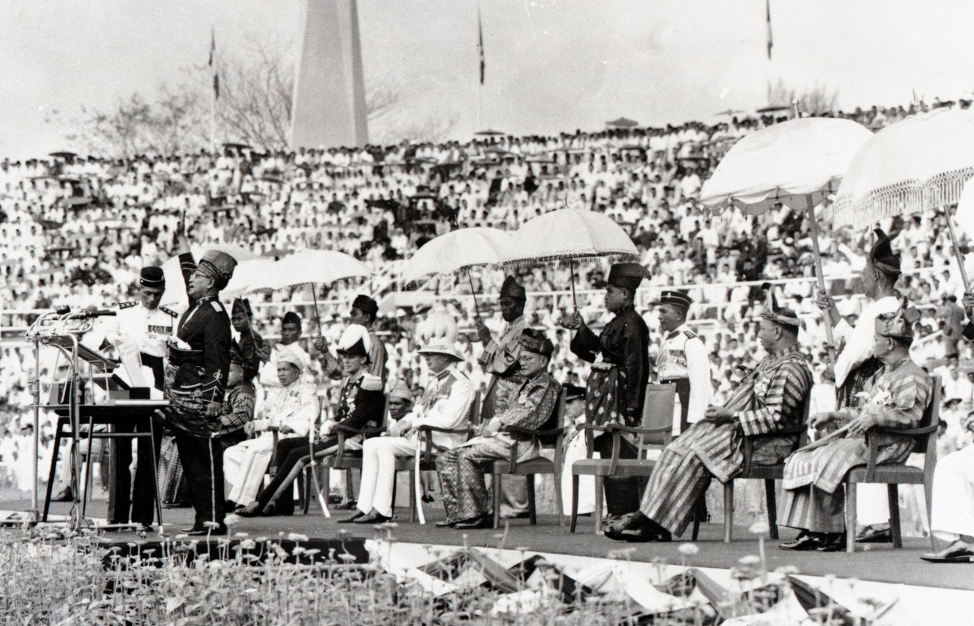 Tunku Abdul Rahman mengisytiharkan kemerdekaan Tanah Melayu pada 31 Ogos 1957; ini bukan foto majlis angkat sumpah Perdana Menteri.