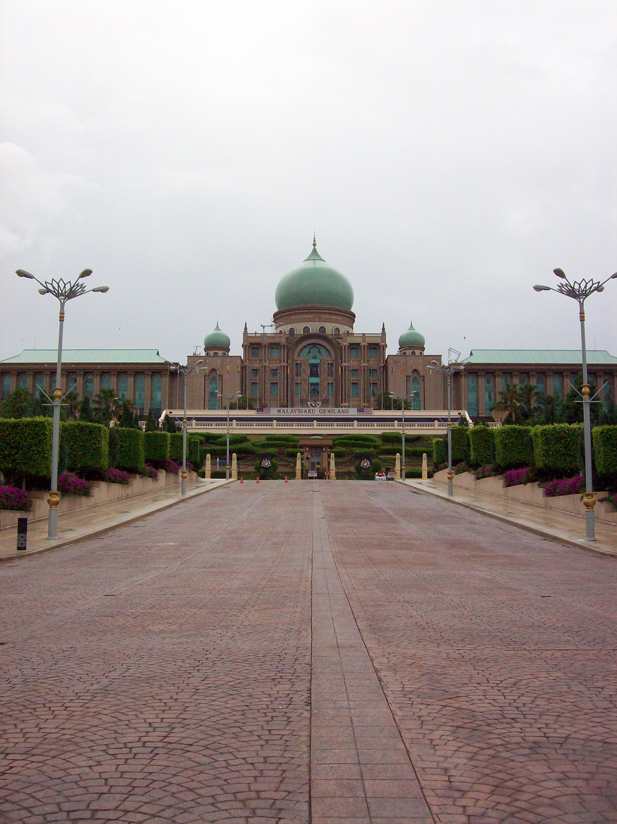 Bangunan Perdana Putra, foto 2006; bukan gambar pengisytiharan Wilayah Persekutuan pada 2001.