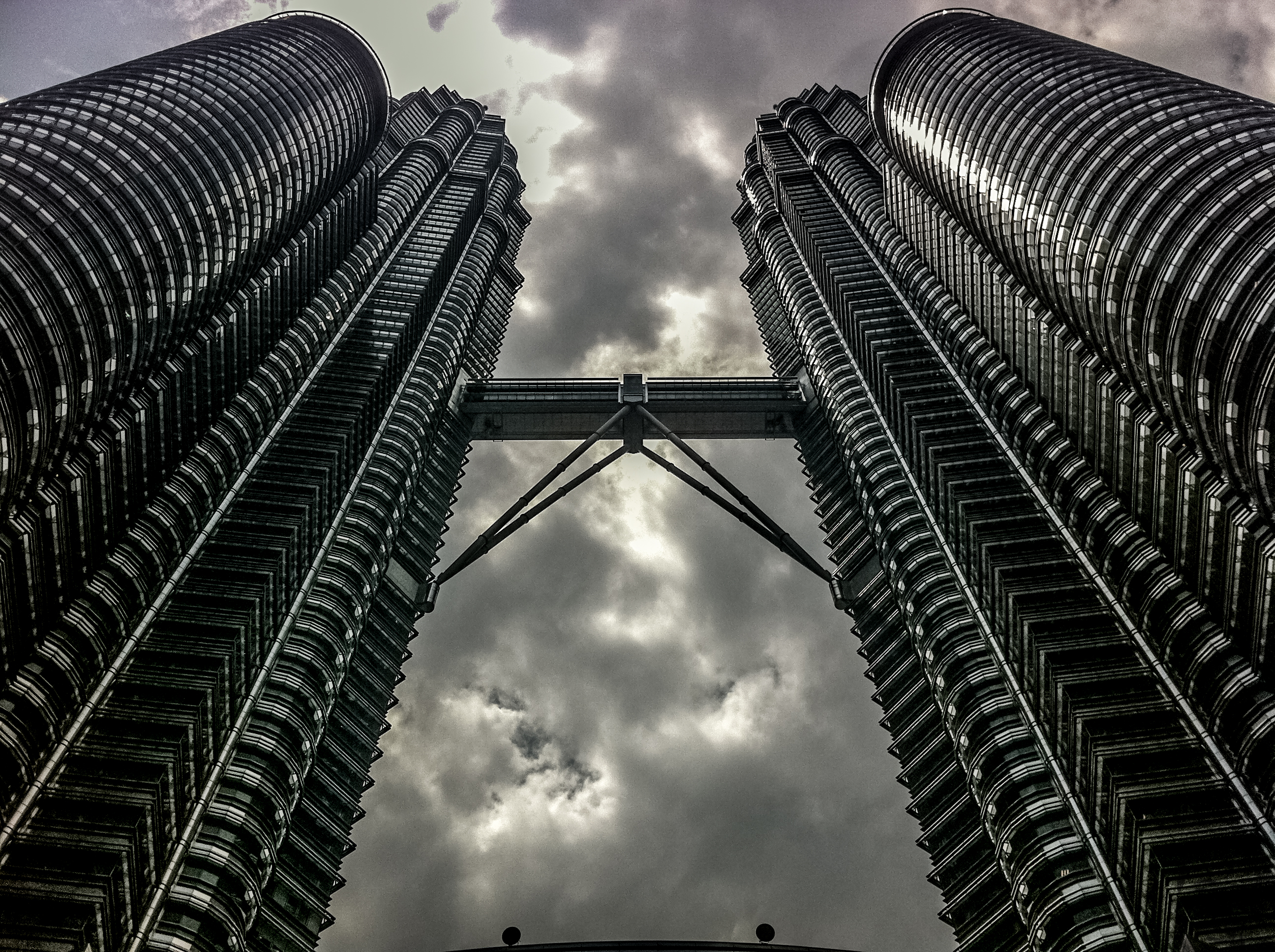 Pemandangan Menara Berkembar PETRONAS; foto ilustrasi, bukan majlis perasmian pada 1999.